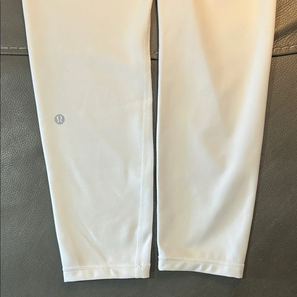 Lululemon Aerobic High-Rise 24” Tight White Leggings. Size 6 - Picture 7 of 8
